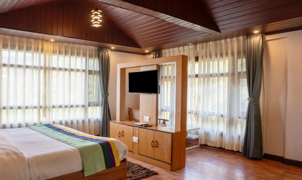 TV a/nebo společenská místnost v ubytování Treebo Eeshan Rodhi Resort, Darjeeling