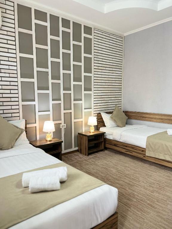Postel nebo postele na pokoji v ubytování Kausar Hotel