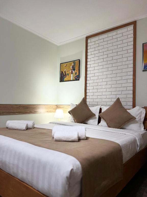 Postel nebo postele na pokoji v ubytování Kausar Hotel