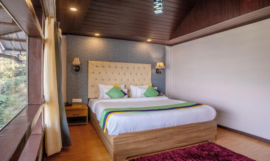 Postel nebo postele na pokoji v ubytování Treebo Eeshan Rodhi Resort, Darjeeling
