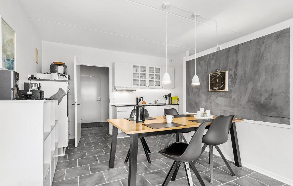 Kuchyň nebo kuchyňský kout v ubytování 2 Bedroom Stunning Apartment In Fanø