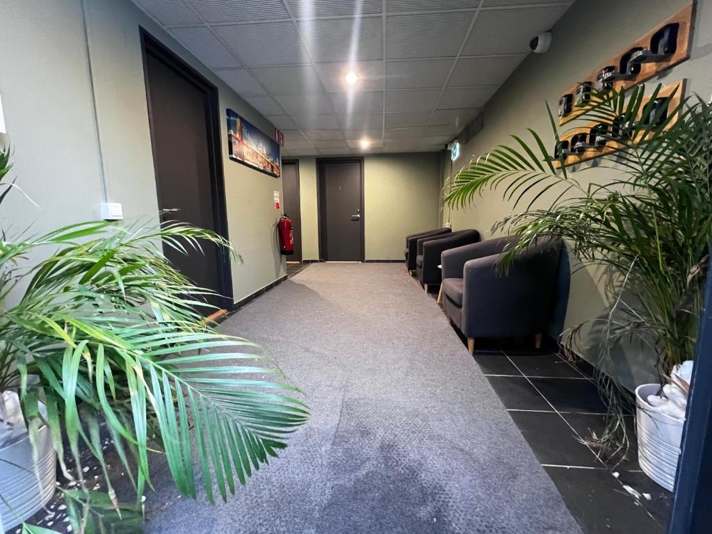un ufficio con sedie e piante in un corridoio di salem apartment a Stoccolma