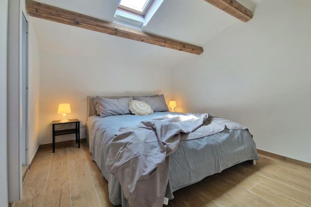 波爾托雷卡納蒂的住宿－[10 metri dal Mare] Wi-Fi A/C 8 posti，一间卧室配有一张带两盏灯的床和一扇窗户。