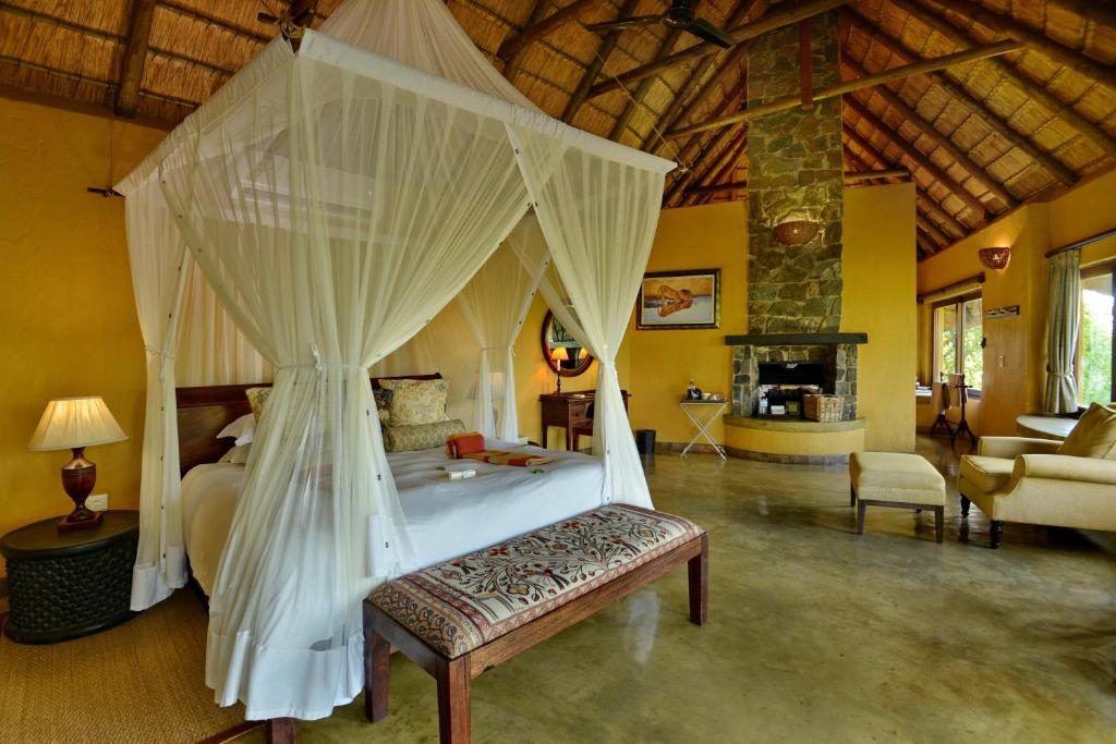 Postel nebo postele na pokoji v ubytování Motswiri Private Safari Lodge