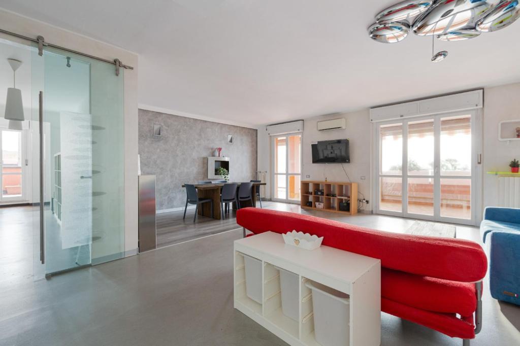 - un salon avec un canapé rouge et une table dans l'établissement Bright Apartment with balcony and terrace, à Milan