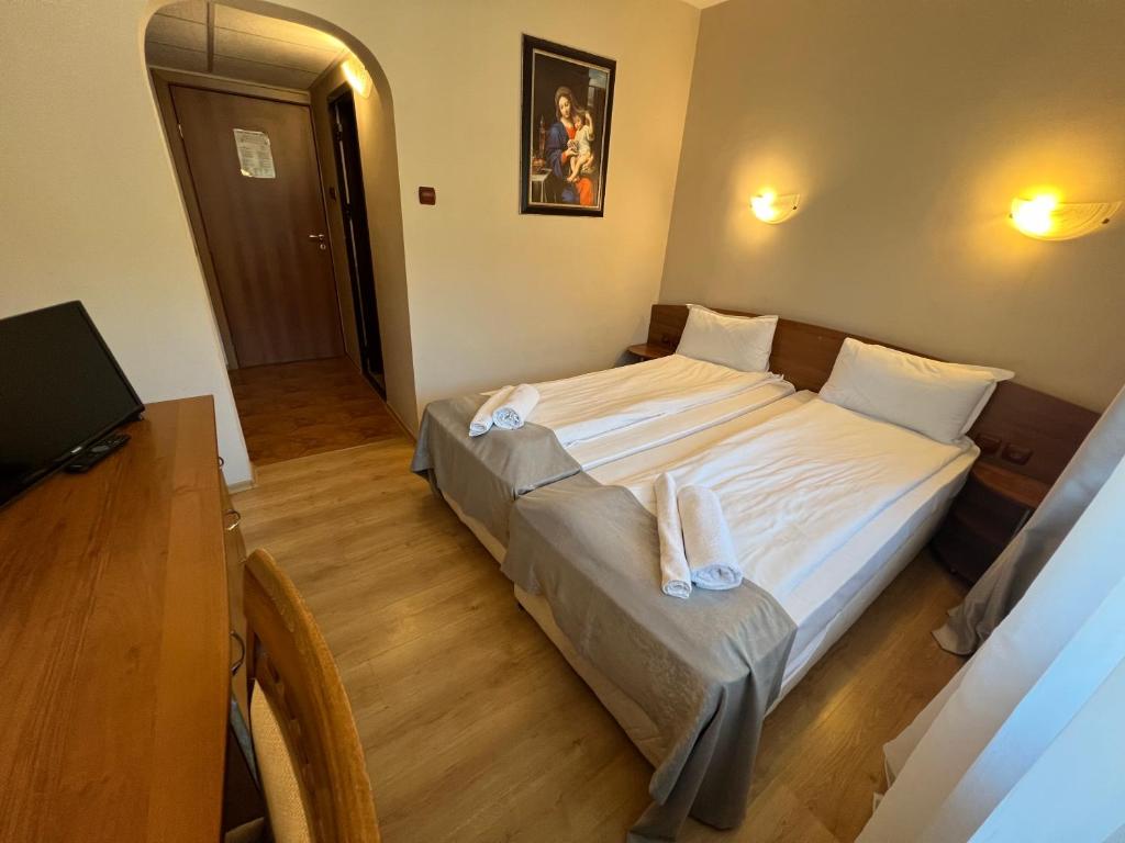 sypialnia z łóżkiem z dwoma ręcznikami w obiekcie Room in BB - Hotel Moura Double Room n5167 w Borowcu