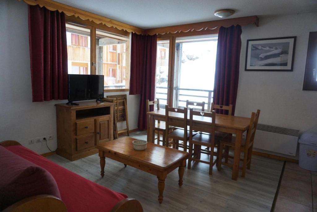 un salon avec un canapé, une table et une télévision dans l'établissement Résidence Cristallines - 3 pièces 6 personnes MAE-4424, à Orcières