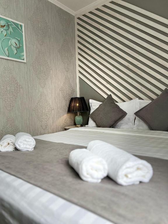 Postel nebo postele na pokoji v ubytování Kausar Hotel