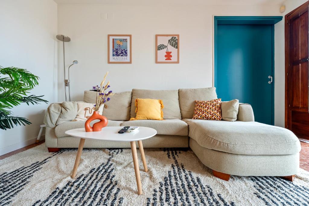 ein Wohnzimmer mit einem Sofa und einem Tisch in der Unterkunft Encantador loft in Sant Sadurní dʼAnoia