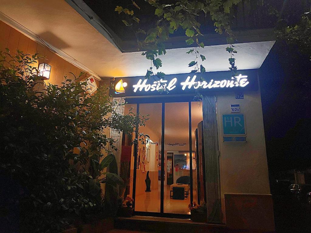 un edificio con un letrero que dice instrumentos musicales en Hostal Horizonte, en San Antonio