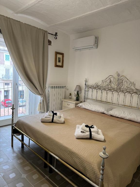 um quarto com uma cama grande e toalhas em La Dimora Di Teresa em Lanciano