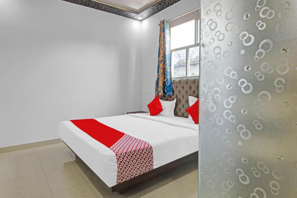 a bedroom with a bed and a window at OYO Flagship 87416 Hotel Moonstar in Ghaziabad