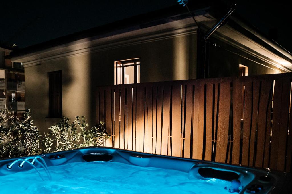 bañera frente a una casa por la noche en Naboo Verona Luxury Suites en Verona