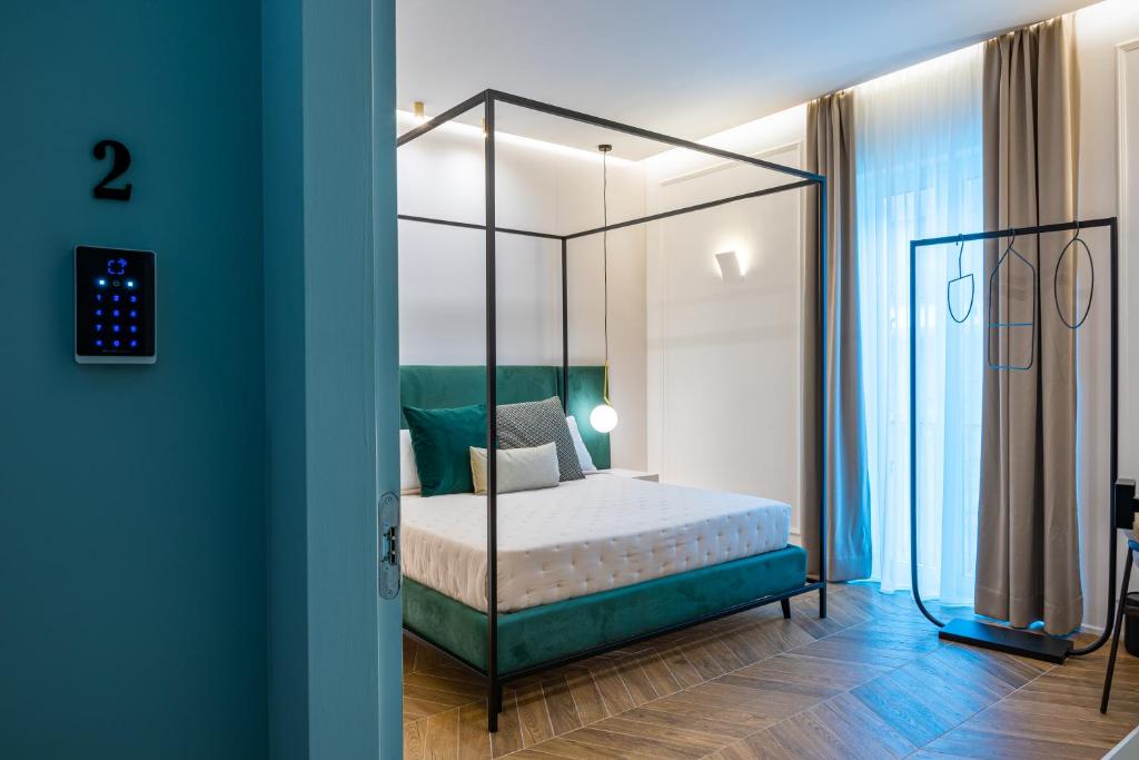 1 dormitorio con 1 cama con dosel de cristal en Alcova Camere in Centro, en Agrigento