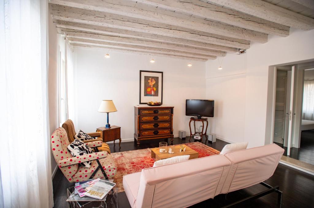 un soggiorno con un divano e un tavolo di Ada Canal House a Chioggia