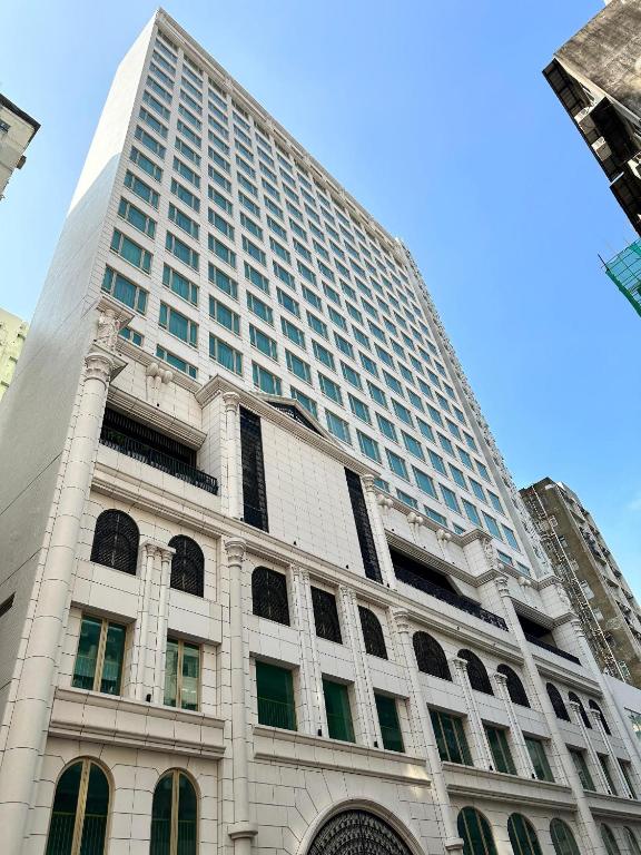 un alto edificio bianco con molte finestre di Kew Green Hotel Mongkok a Hong Kong