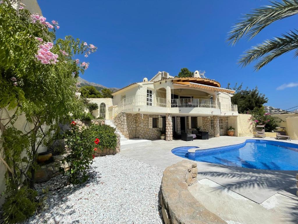 une grande maison avec une piscine en face de celle-ci dans l'établissement Casa Puput, à Altea