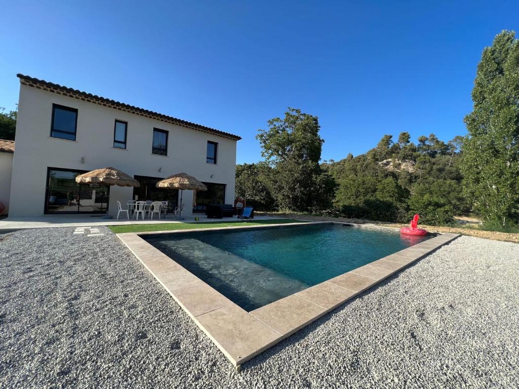 une villa avec piscine devant une maison dans l'établissement La FANGADE, à Mirabeau