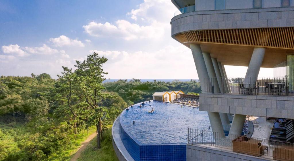 Blick auf den Pool eines Resorts in der Unterkunft Hidden Cliff Hotel and Nature in Seogwipo