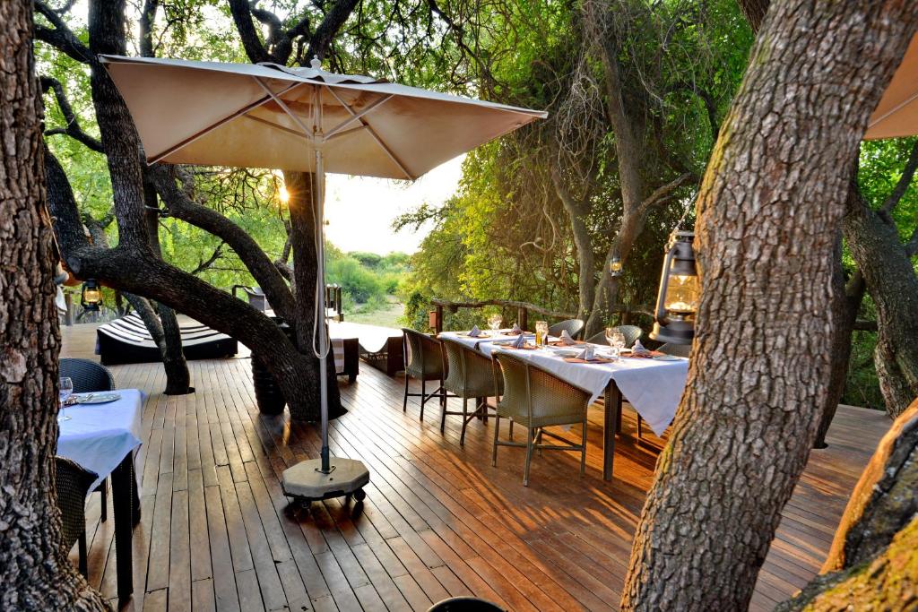 Restaurace v ubytování Motswiri Private Safari Lodge