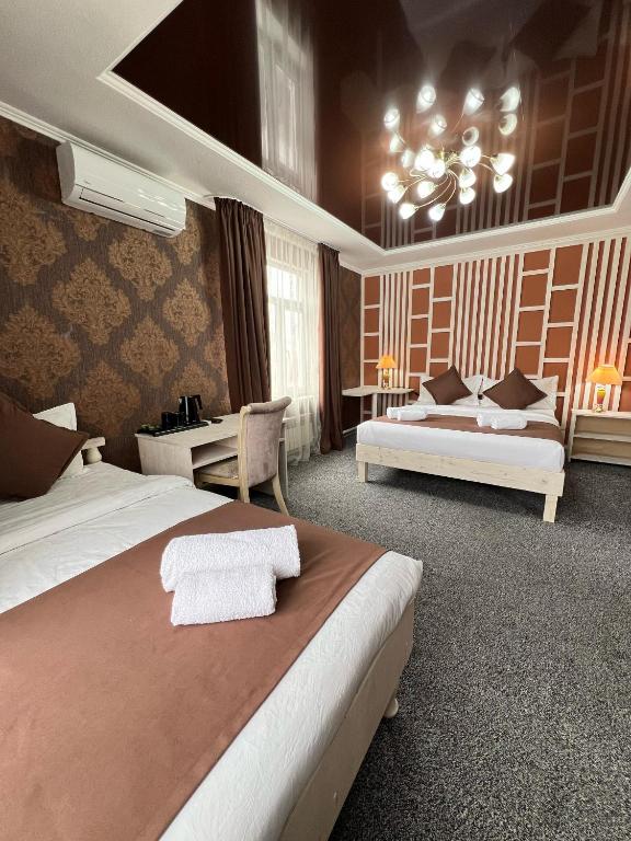 Postel nebo postele na pokoji v ubytování Kausar Hotel