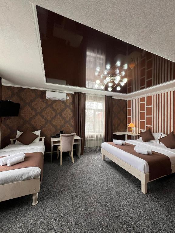 Postel nebo postele na pokoji v ubytování Kausar Hotel