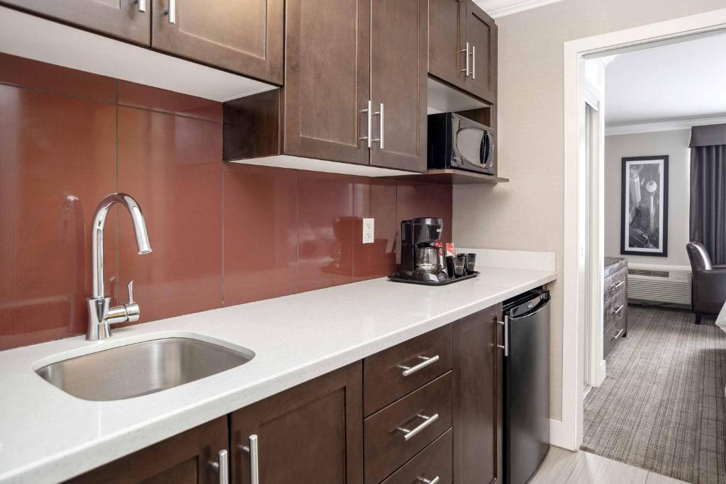 Kuchyň nebo kuchyňský kout v ubytování Sandman Hotel & Suites Calgary South