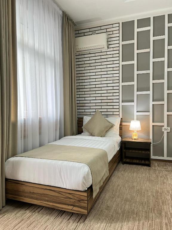 Postel nebo postele na pokoji v ubytování Kausar Hotel