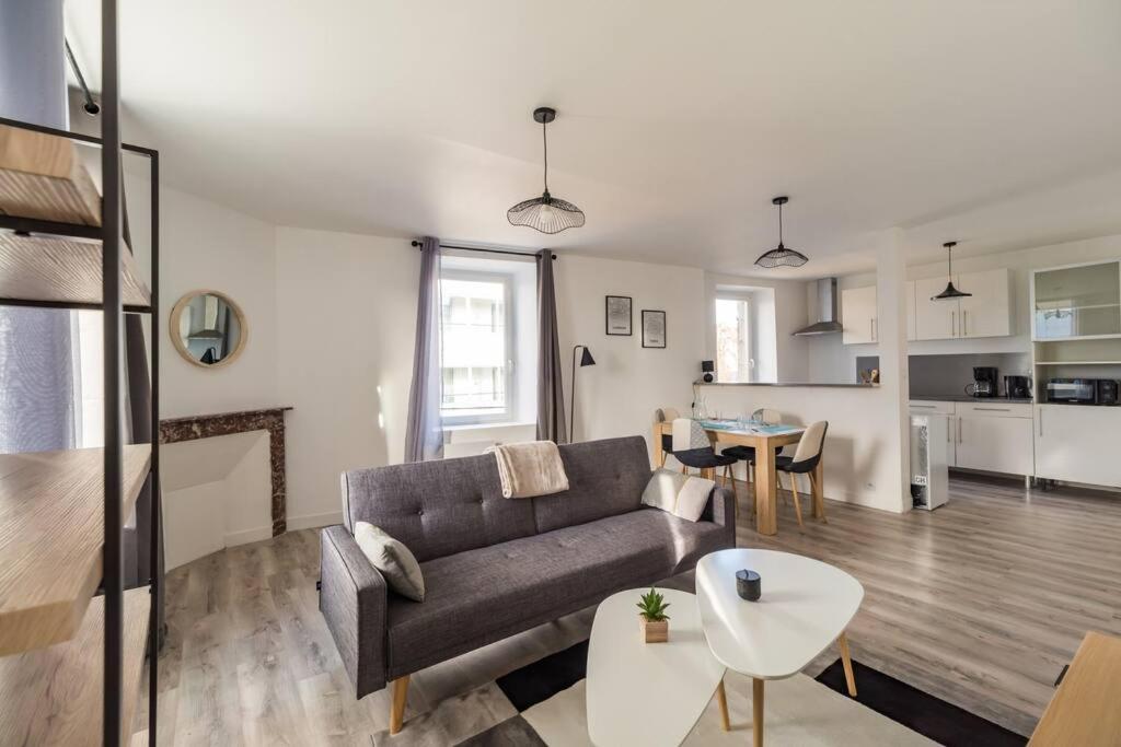 un salon avec un canapé et une table dans l'établissement Appartement au cœur de Saint-Brieuc, à Saint-Brieuc