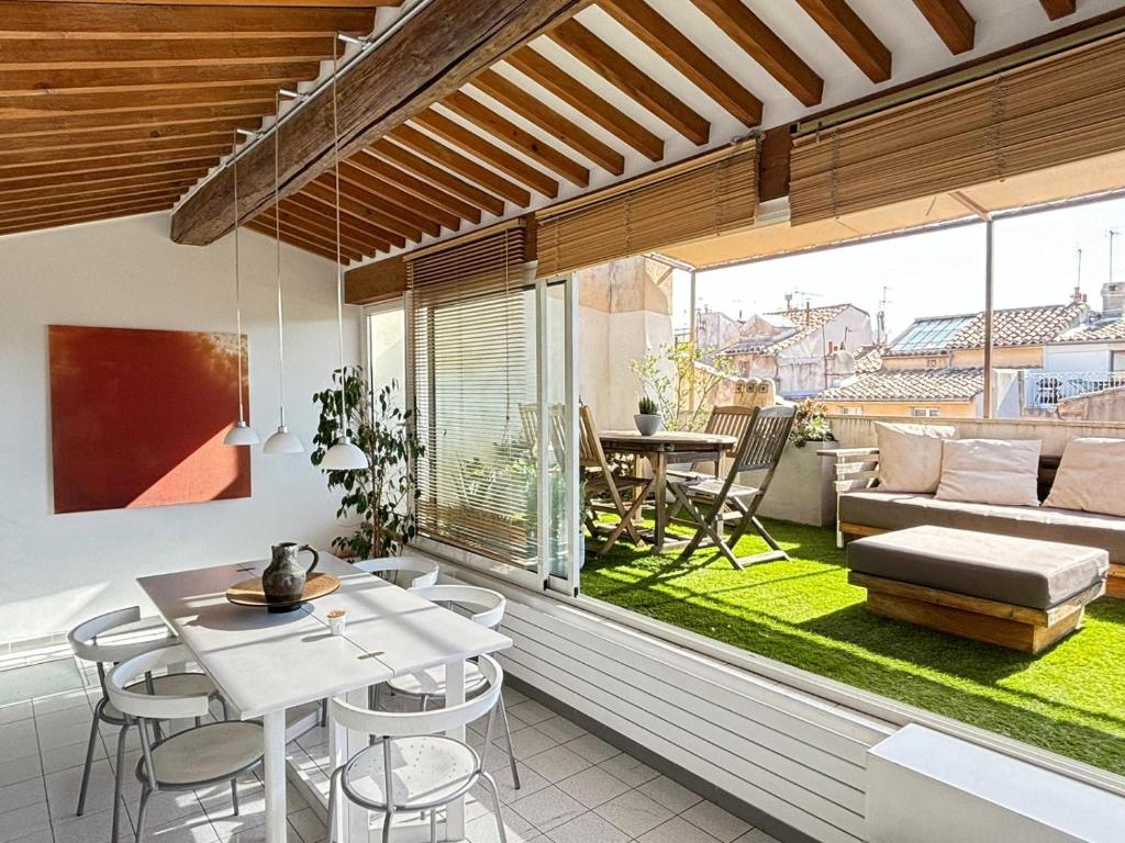 d'un salon avec une table et des chaises ainsi que d'une terrasse. dans l'établissement Le Singulier, à Aix-en-Provence