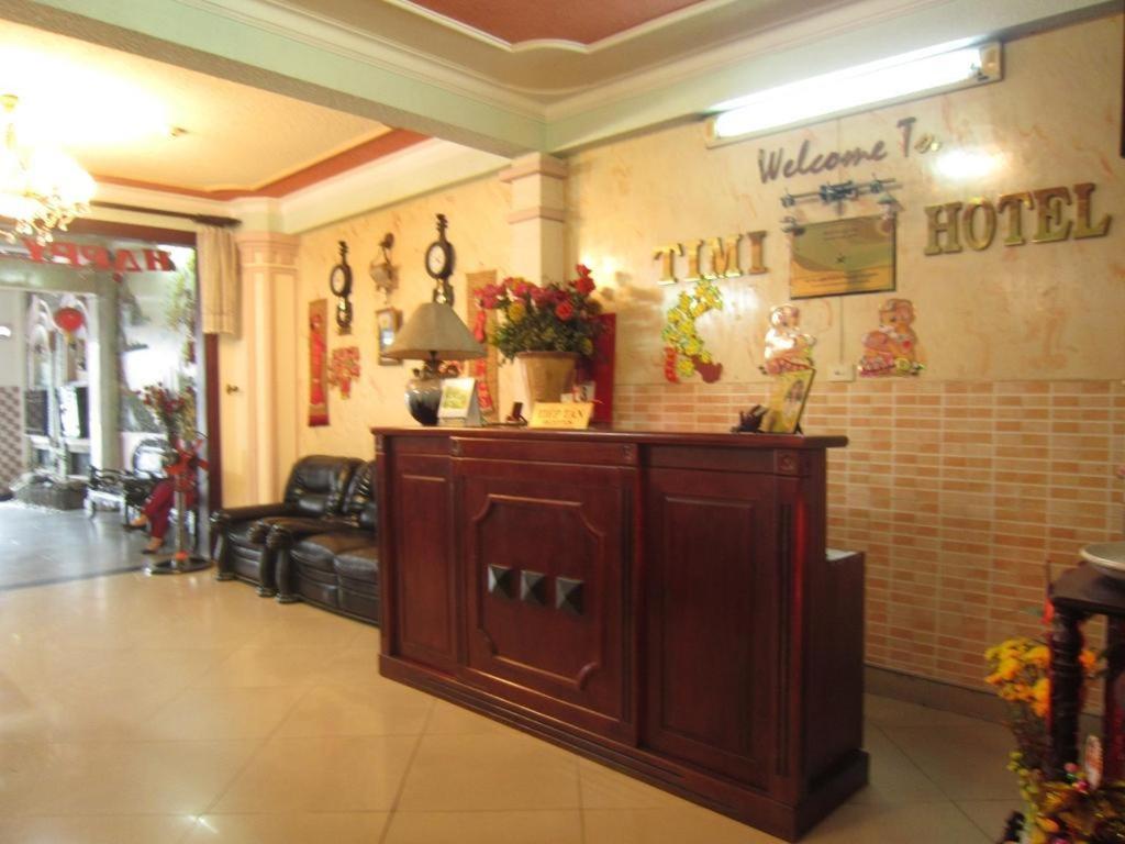Un vestíbulo de un hotel con un gran armario de madera. en Timi Hotel, en Ho Chi Minh