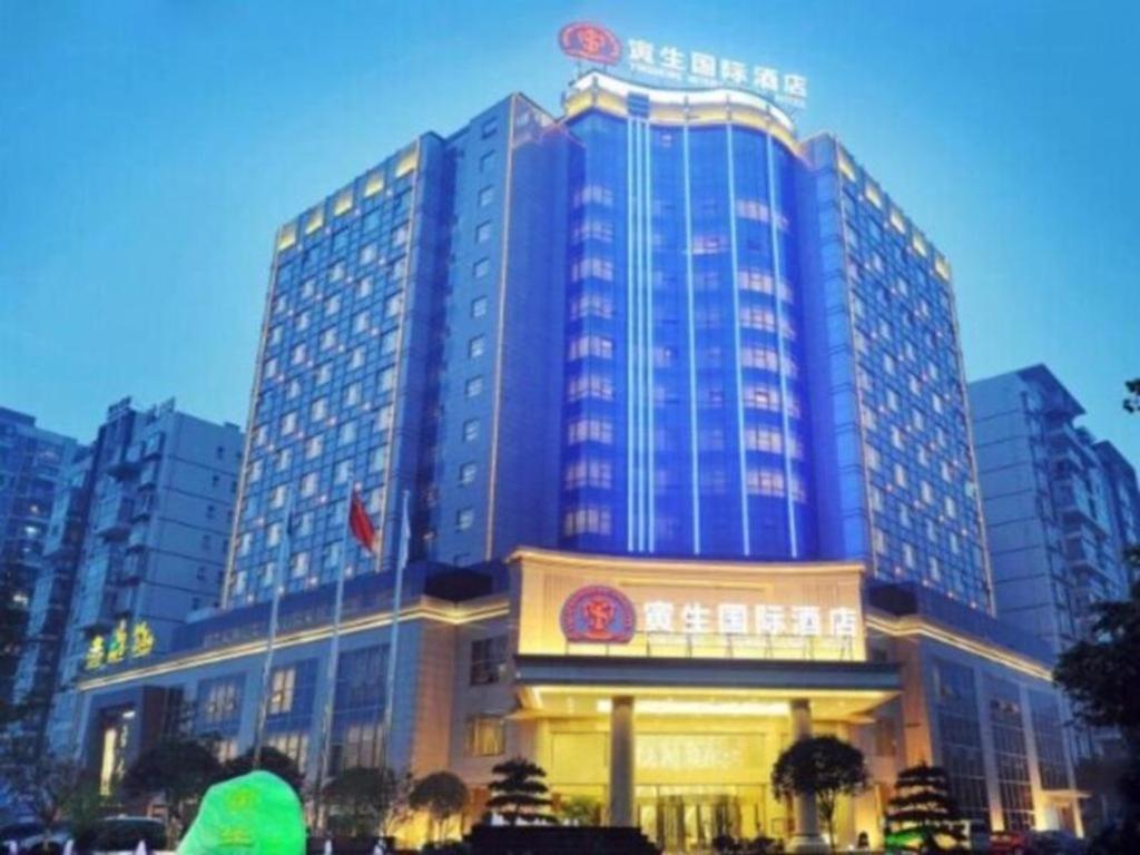 蘇坡橋的住宿－Chengdu Yinsheng International Hotel，前面有标志的大建筑