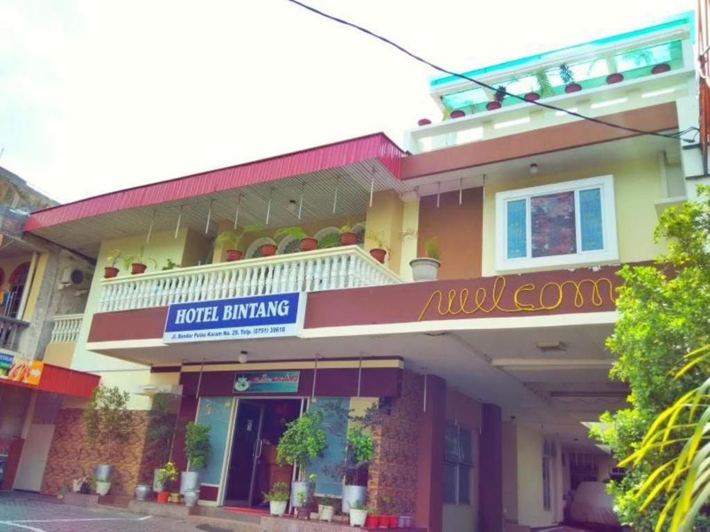un edificio con un cartello che legge l'ingresso dell'hotel di Hotel Bintang a Kampungdurian