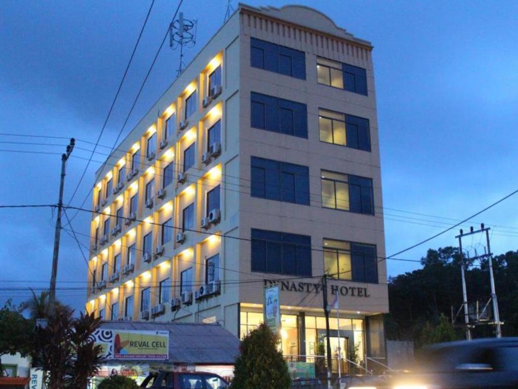 ein hohes weißes Gebäude mit Lichtern drauf in der Unterkunft Hotel Dynasty in Sibengkok
