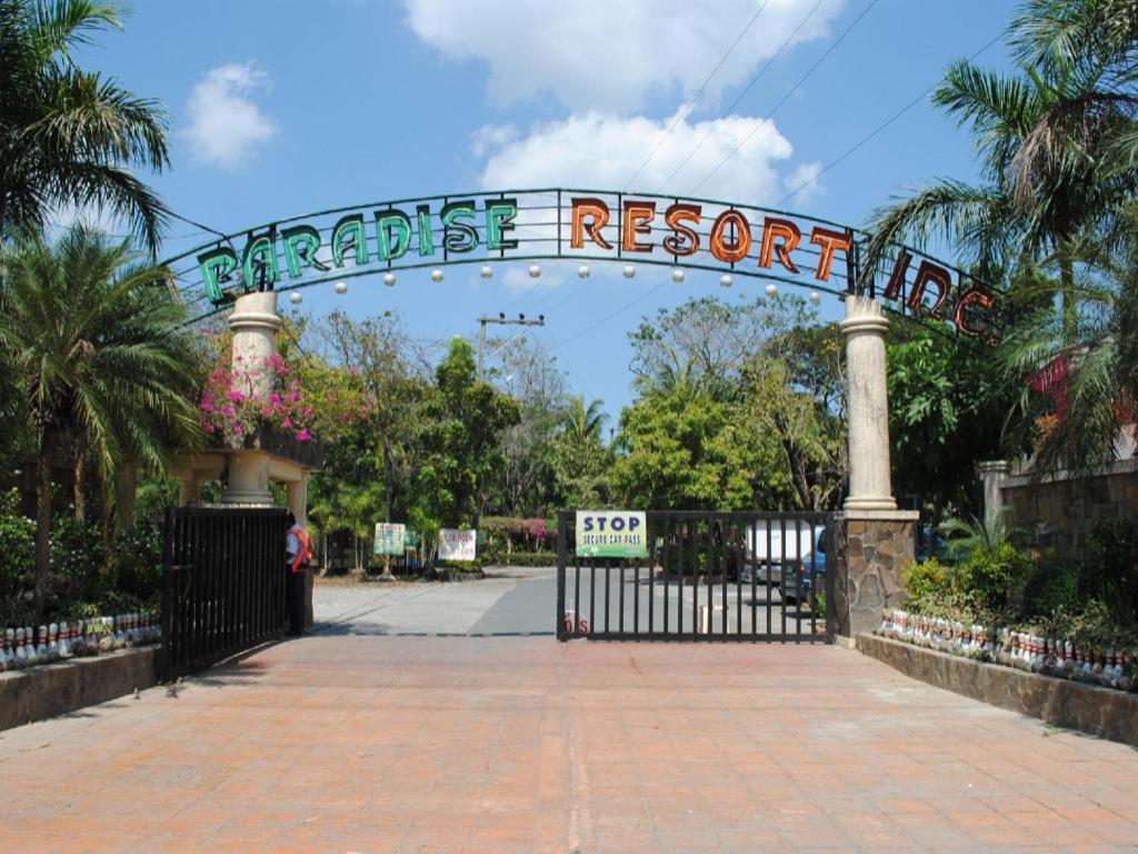 Ein Tor in einem Park mit einem Schild, das Wunder wiederherstellt. in der Unterkunft DJ Paradise Hotel in Tikay