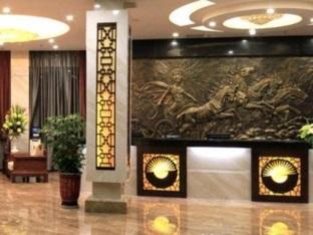 een lobby met een schilderij aan de muur in een gebouw bij Guangyuan Hotel Gutian Fujian 