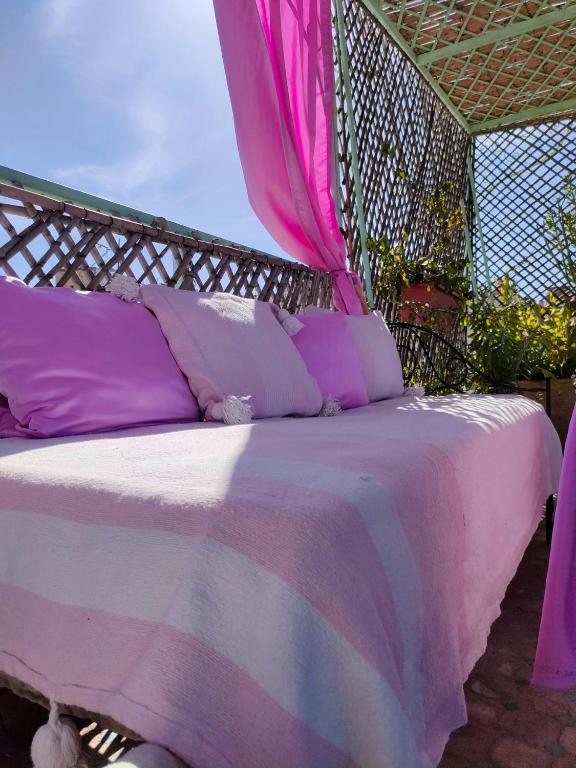 Un ou plusieurs lits dans un hébergement de l'établissement Riad Sanaa Rose