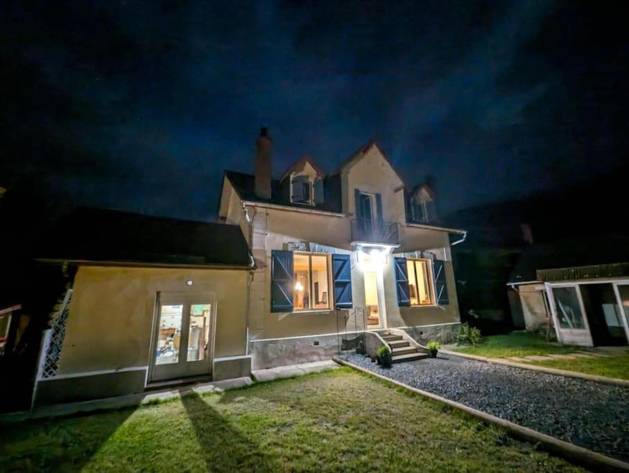 uma casa com uma luz de lado à noite em La maison des gaves - Calme, Agréable, Local vélo em Pierrefitte-Nestalas