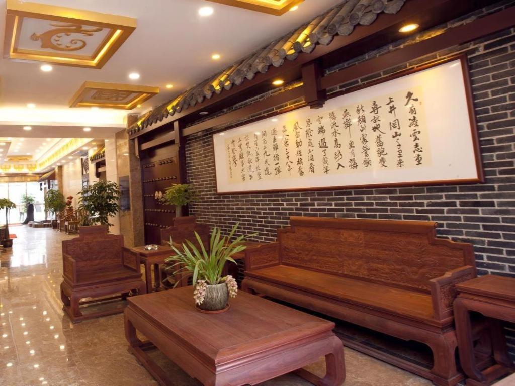 ein Restaurant mit einer Bank und einem Schild an der Wand in der Unterkunft Telecom Hotel Guilin in Guilin