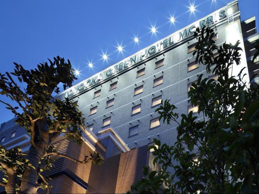 um edifício com um sinal na lateral em Toyooka Green Hotel Morris em Toyooka
