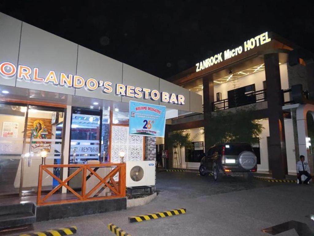 Lagao IIIにあるZanrock Micro Hotelの夜間のレストラン前に駐車