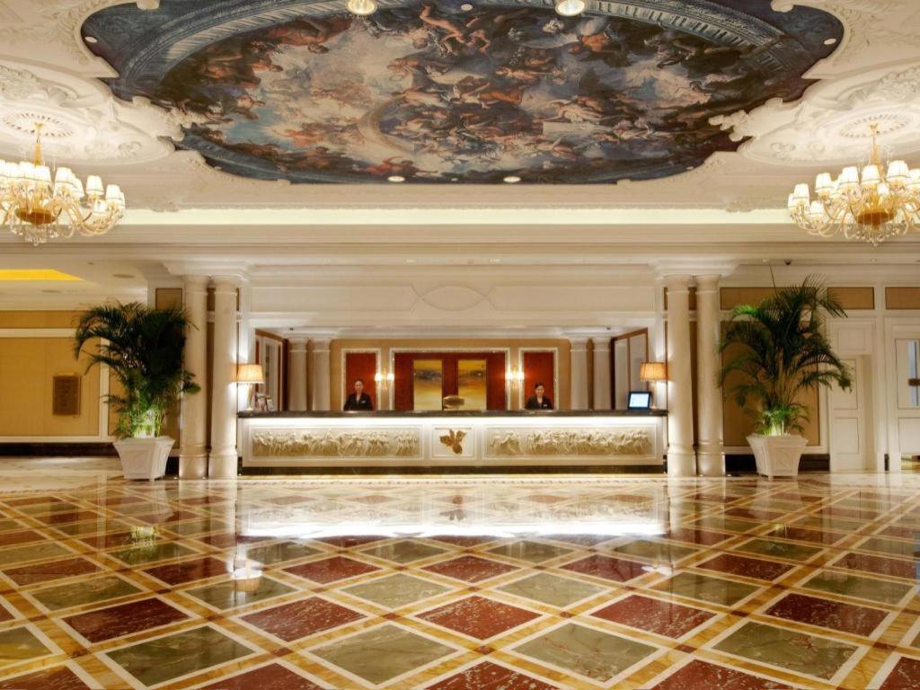 hol z sufitem z obrazem w obiekcie L'Arc Hotel Macau w mieście Makau
