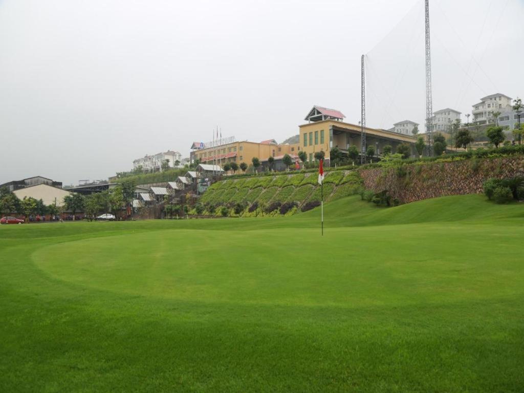 Blick auf einen Golfplatz mit Grün in der Unterkunft Fuzhou Chuanjie Hotspring and Golf Club Hotel in Guling