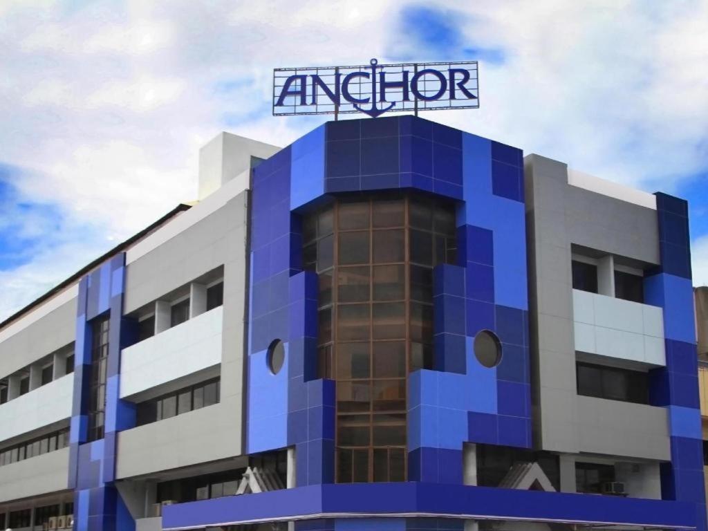 ジェネラル・サントスにあるAnchor Hotelの上に小紋の看板がある建物