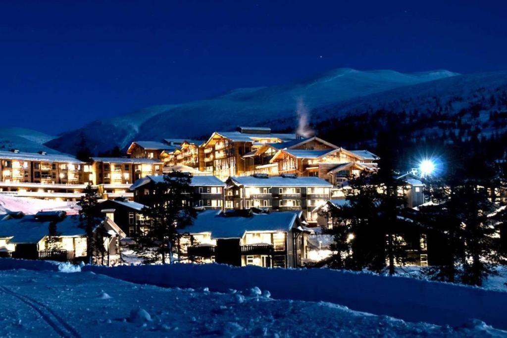 un resort nella neve di notte di Norefjell Ski & Spa, an Ascend Hotel Collection Member a Surteberg