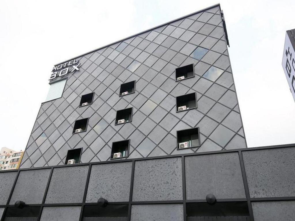 um edifício com janelas do lado em Daejeon Hotel Box em Daejeon
