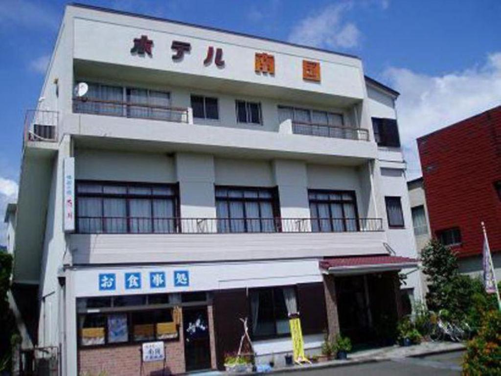 Um edifício branco com escritos asiáticos. em Hotel Nagoku em Tosashimizu