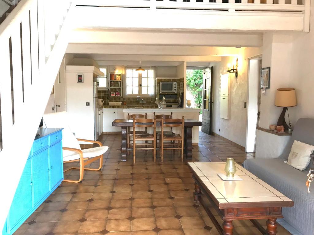 een woonkamer met een bank en een tafel bij 89 Le Grand Pin in Sainte-Maxime