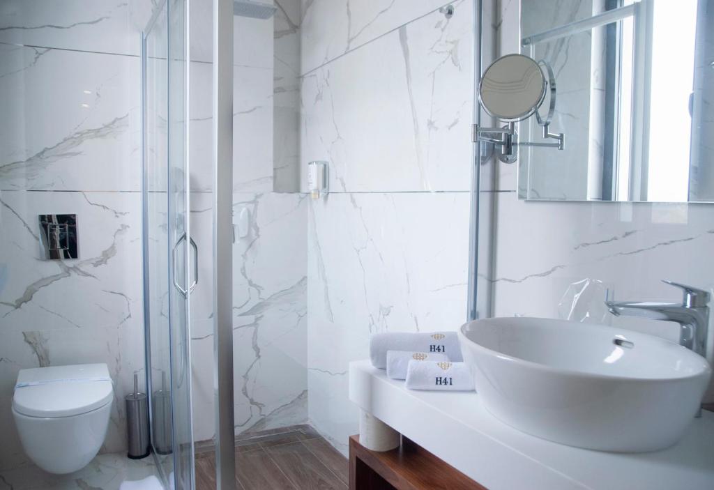 Koupelna v ubytování H41 Luxury Suites