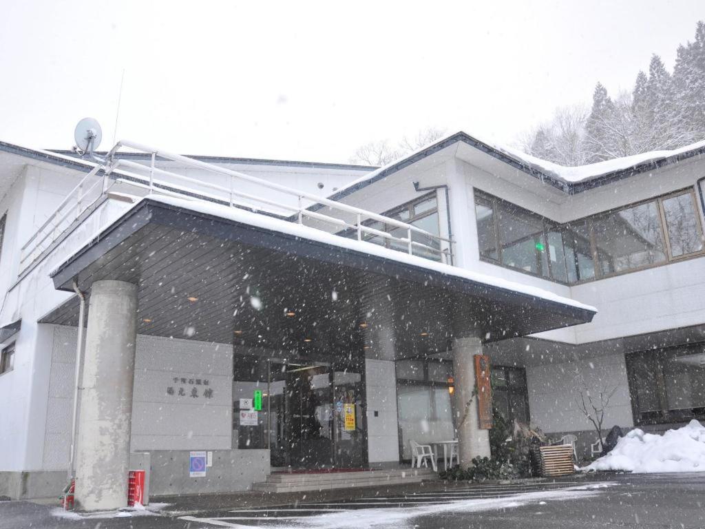 OniyanagimachiにあるSenganishi Onsen Yumoto Azumakanの雪の建物